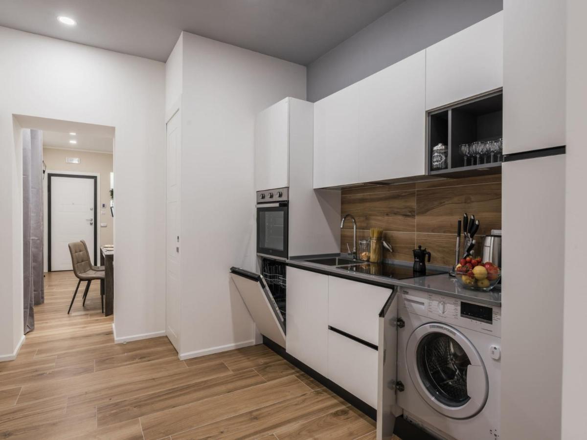 The Best Rent - Modern Three-Bedroom Apartment A Few Steps From The Colosseum Roma Exterior foto