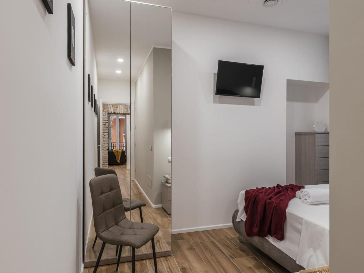 The Best Rent - Modern Three-Bedroom Apartment A Few Steps From The Colosseum Roma Exterior foto